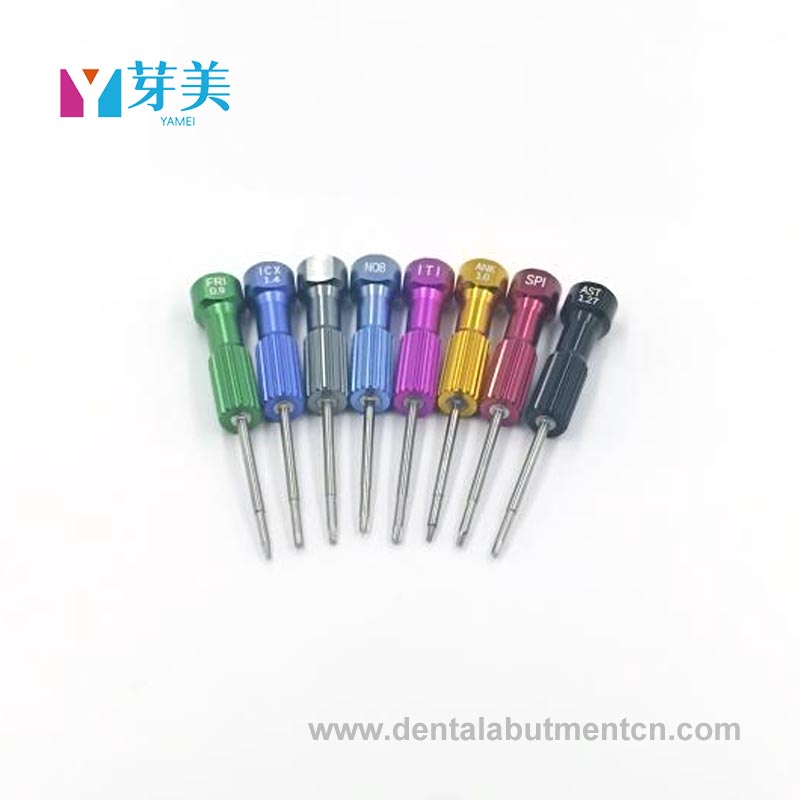 Apa yang menjadikan alat pembedahan pergigian penting untuk ketepatan dan keselamatan?